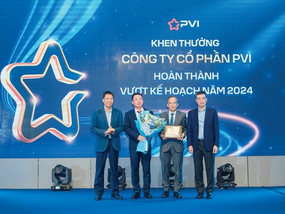 Lãnh đạo Petrovietnam tặng hoa và Bằng khen "Hoàn thành vượt kế hoạch năm 2024" cho lãnh đạo PVI