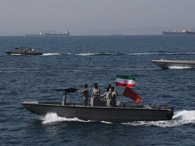 Eo biển Hormuz là tuyến vận tải biển quan trọng về mặt chiến lược, ngăn cách Iran, Oman và UEA. Ảnh: AFP