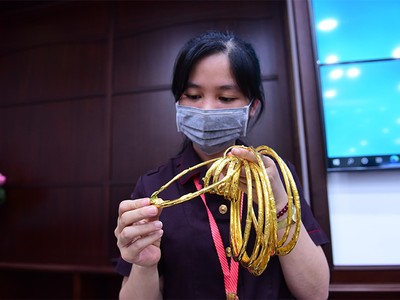 Nhiều doanh nghiệp vàng đang trong cảnh khan hiếm nguyên liệu, phải co hẹp sản xuất. Ảnh: Dũng Minh 