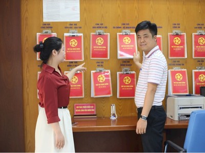 Việc người dân, đặc biệt là hộ nông dân sản xuất giỏi, chủ trang trại, hợp tác xã được sở hữu giấy chứng nhận quyền sử dụng đất tích hợp công nghệ số giúp họ tiếp cận tín dụng ngân hàng dễ dàng hơn. 