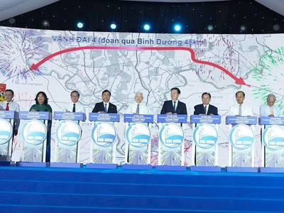 Phó thủ tướng Mai Văn Chính và lãnh đạo tỉnh Bình Dương phát lệnh lễ khởi công Dự án.