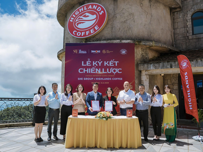 Lễ ký kết có sự chứng kiến của đại diện lãnh đạo SHE group và Highlands Coffee