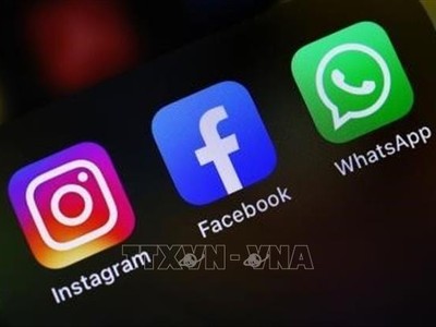 Biểu tượng Instagram, Facebook và WhatsApp trên điện thoại thông minh. Ảnh: Kyodo/TTXVN