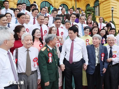 Chủ tịch nước Lương Cường gặp mặt các nhà báo tiêu biểu toàn quốc. Ảnh: TTXVN