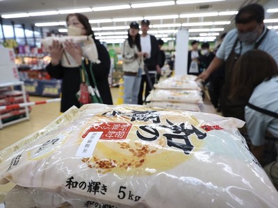Khách hàng mua gạo dự trữ được bày bán tại một cửa hàng ở thành phố Sendai, tỉnh Miyagi, Nhật Bản vào ngày 31/5/2025. Ảnh: AFP 