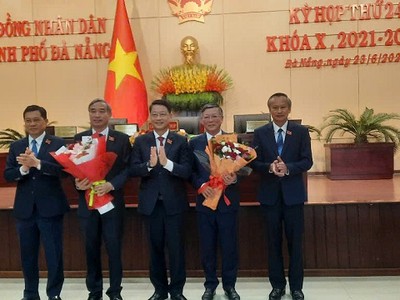 HĐND TP. Đà Nẵng tặng hoa chúc mừng cho 2 lãnh đạo Đà Nẵng có đơn xin nghỉ hưu trước tuổi, trong đó có ông Lê Trung Chinh, Chủ tịch UBND TP. Đà Nẵng. Ảnh: Linh Đan 