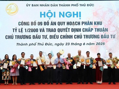 Chủ tịch UBND TP.HCM Nguyễn Văn Được trao quyết định chấp thuận chủ trương đầu tư cho 21 dự án phát triển nhà ở tại TP.Thủ Đức tại hội nghị