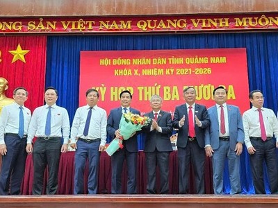 Lãnh đạo tỉnh Quảng Nam tặng hoa chúc mừng ông Lê Văn Dũng. 