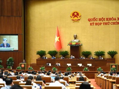 Chánh án TAND Tối cao Lê Minh Trí báo cáo trước khi Quốc hội bấm nút. 