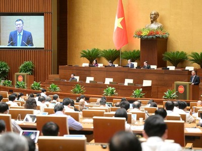 Quốc hội nghe báo cáo giải trình trước khi bấm nút.