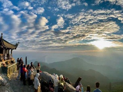 Phật tử, du khách đón bình minh trên đỉnh thiêng Yên Tử. Ảnh: Quảng Ninh Portal.