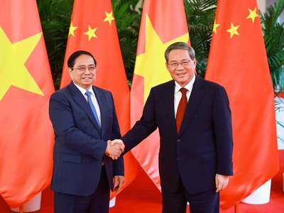 Thủ tướng Phạm Minh Chính và Thủ tướng Trung Quốc Lý Cường trước khi bắt đầu cuộc hội đàm chiều ngày 24/6. Ảnh: Nhật Bắc 