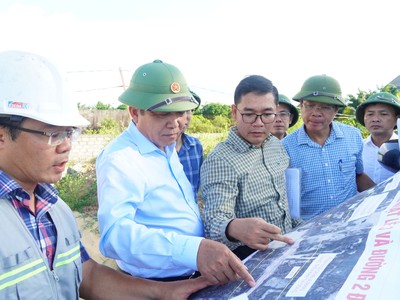 Phó chủ tịch UBND tỉnh Quảng Bình Đoàn Ngọc Lâm (thứ hai bên trái ảnh) nghe BQL Dự án báo cáo tiến độ thi công đường hai đầu cầu Nhật Lệ 3