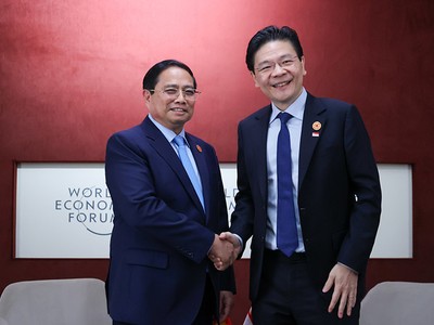Thủ tướng Phạm Minh Chính và Thủ tướng Singapore Lawrence Wong. Ảnh: Nhật Bắc. 
