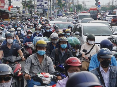 Quốc lộ 13 hiện đang quá tải nghiêm trọng do lượng xe quá đông. Ảnh: Lê Quân.