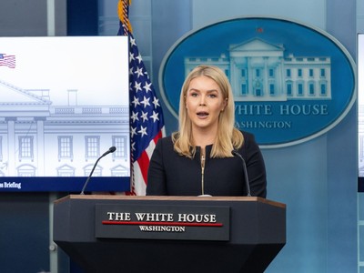 Người phát ngôn Nhà Trắng Karoline Leavitt phát biểu trong cuộc họp báo tại Washington, DC ngày 5/3/2025. Ảnh: THX/TTXVN