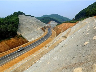 Một đoạn tuyến thuộc dự án đường cao tốc Bắc - Nam phía Đông. (Ảnh: Huy Hùng/TTXVN) 