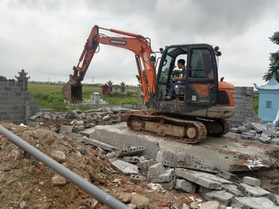 Cưỡng chế tháo dỡ công trình xây dựng trái phép trên đất nông nghiệp tại xã Phú Xuân. Ảnh Ngân Huyền.