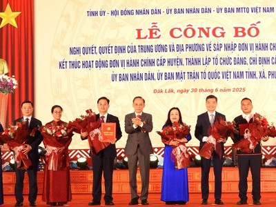 Ông Lê Hoài Trung - Bí thư Trung ương Đảng, Chánh Văn phòng Trung ương Đảng trao các quyết định nhân sự chủ chốt cho lãnh đạo tỉnh Đắk Lắk mới.