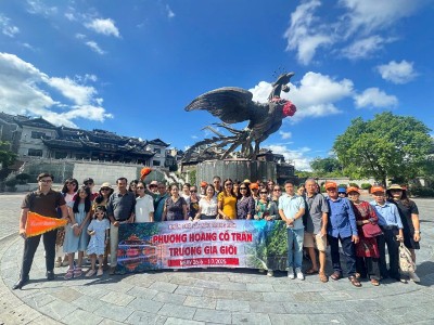 Sự tăng cao của giá vé máy bay nội địa đã khiến nhiều du khách quyết định chuyển hướng sang các tour quốc tế. Ảnh: Uni tour