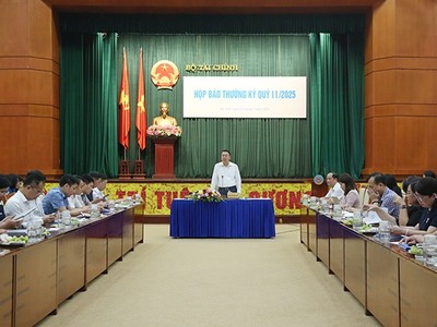 Thứ trưởng Bộ Tài chính Nguyễn Đức Chi chủ trì buổi họp báo. Ảnh: Đức Minh.