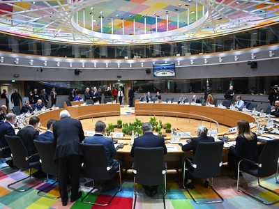 Có sự đồng thuận rộng rãi rằng EU cần một ngân sách linh hoạt hơn nhưng khối này là một cỗ máy nặng nề (trong ảnh: Toàn cảnh Hội nghị thượng đỉnh đặc biệt EU ở Brussels, Bỉ ngày 6/3/2025). Ảnh: AA/TTXVN