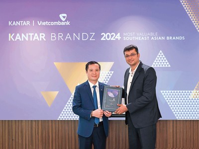 Đại diện Vietcombank, ông Lê Hoàng Tùng - Phó tổng giám đốc (bên trái) nhận chứng nhận “Top 30 thương hiệu giá trị nhất Đông Nam Á” từ đại diện Kantar, ông Sumit Kamra - Giám đốc Phát triển Chiến lược Kantar Insights
