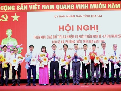Lãnh đạo tỉnh trao quyết định giao chỉ tiêu và nhiệm vụ phát triển kinh tế - xã hội năm 2025 cho 58 xã, phường mới trên địa bàn tỉnh Bình Định cũ.