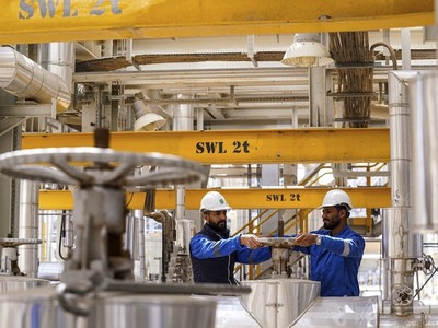 Công nhân làm việc tại nhà máy lọc dầu Karbala, tỉnh Karbala, Iraq. Ảnh: AFP 