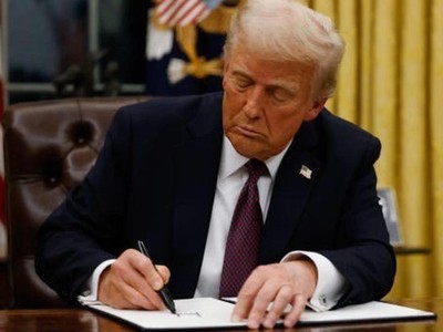 Tổng thống Mỹ Donald Trump ký sắc lệnh tại Nhà Trắng, Washington, DC. Ảnh: Getty Images/TTXVN