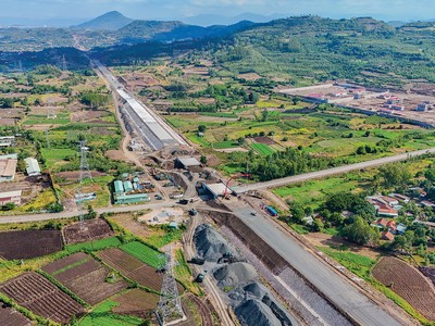 Đầu tư công tăng tốc tạo lực đẩy cho các ngành xây lắp, hạ tầng, viễn thông...