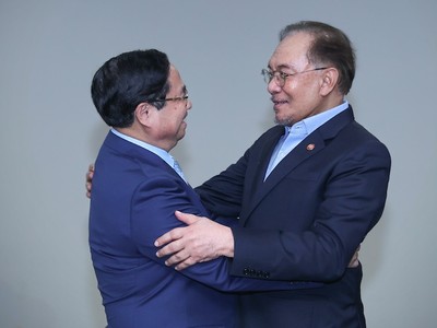Thủ tướng Chính phủ Phạm Minh Chính gặp Thủ tướng Malaysia Anwar Ibrahim. Ảnh: Nhật Bắc. 