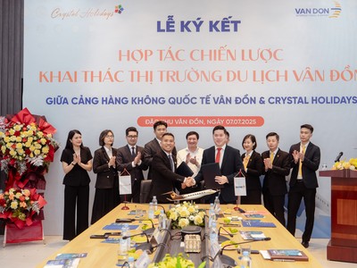 Lễ ký kết hợp tác chiến lược giữa Cảng Hàng không Quốc tế Vân Đồn và Crystal Holidays. Ảnh: Ánh Dương