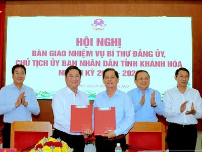 Ông Nguyễn Tấn Tuân, nguyên Chủ tịch UBND tỉnh Khánh Hòa cũ (thứ tư từ phải sang) bàn giao nhiệm vụ Bí thư Đảng ủy, Chủ tịch UBND tỉnh Khánh Hòa nhiệm kỳ 2021 - 2026 cho ông Trần Quốc Nam, nguyên Chủ tịch UBND tỉnh Ninh Thuận cũ (thứ hai từ trái sang). Ảnh: Bảo Anh 