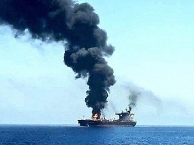 Một tàu hàng bị lực lượng Houthi tấn công trên Biển Đỏ. Ảnh tư liệu: IRNA/TTXVN