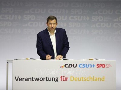 Ông Lars Klingbeil, lãnh đạo đảng Dân chủ xã hội Đức, ký thỏa thuận thành lập Chính phủ liên minh, tại Berlin, ngày 5/5/2025. Ảnh: THX/TTXVN