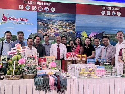 Lãnh đạo Hiệp hội Du lịch ĐBSCL và đại biểu tham quan, trải nghiệm gian hàng sản phẩm OCOP phục vụ du khách của tỉnh Đồng Tháp tại buổi Họp mặt