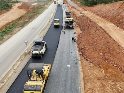 Những đoạn đường đã được thảm nhựa. (Ảnh: VGP/Lưu Hương)