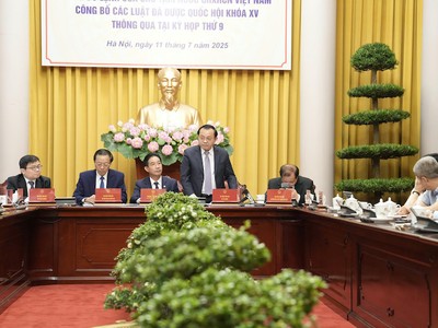 Thứ trưởng Bộ Tài chính Lê Tấn Cận giới thiệu những nội dung mới của Luật. 