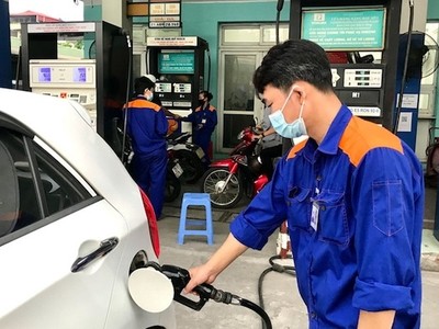 Thời gian qua, giá xăng dầu trên thị trường quốc tế và trong nước có nhiều biến động, ảnh hưởng trực tiếp đến hoạt động sản xuất, kinh doanh của các doanh nghiệp, tác động đến đời sống người dân.