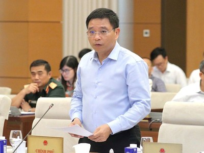  Bộ trưởng Bộ Tài chính Nguyễn Văn Thắng báo cáo tại phiên họp. 