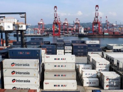 Trong nửa đầu năm 2025, xuất khẩu của Trung Quốc tăng 5,9% so với cùng kỳ năm trước, trong khi nhập khẩu giảm 3,9%. Ảnh: AFP 