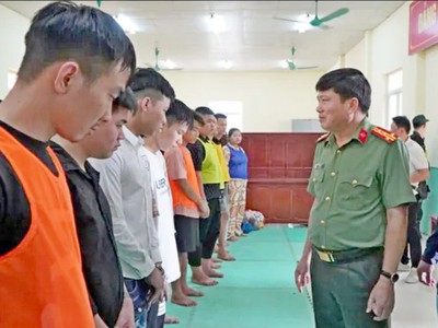 Đại tá Vũ Văn Đấu, Giám đốc Công an tỉnh Điện Biên làm việc với các đối tượng. Ảnh: CA Điện Biên.