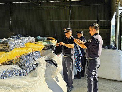 Hải quan đang thu giữ hàng giả, hàng không rõ nguồn gốc xuất xứ buôn lậu vào Việt Nam. Ảnh: Hồng Vân 