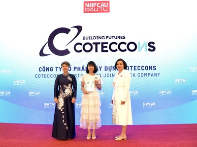 Bà Nguyễn Thị Huyên Phương - Giám đốc Đối ngoại Coteccons nhận vinh danh từ Ban tổ chức