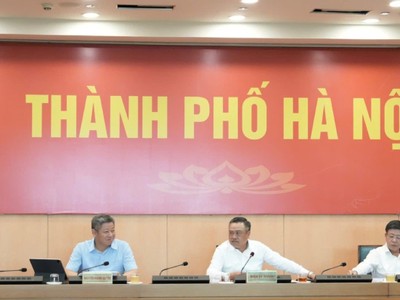 Chủ tịch UBND thành phố Hà Nội Trần Sỹ Thanh phát biểu chỉ đạo tại cuộc họp.