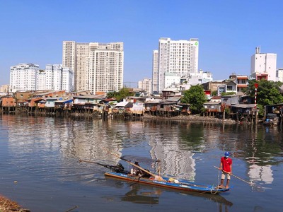 TP.HCM vẫn còn gần 40.000 căn nhà lụp xụp ven kênh chưa được giải tỏa- Ảnh: Lê Toàn