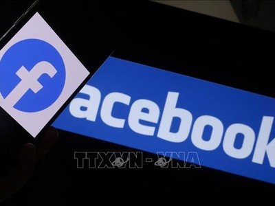 Biểu tượng của Facebook trên màn hình điện thoại thông minh. Ảnh: AFP/TTXVN
