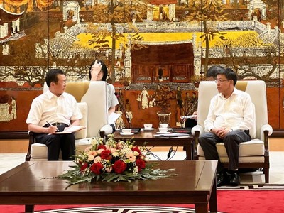 Phó chủ tịch UBND TP. Hà Nội Dương Đức Tuấn tiếp ông Tằng Tinh Hoa, Chủ nhiệm Ủy ban Giám sát và Quản lý Tài sản Nhà nước Trùng Khánh (Trung Quốc). Ảnh: Hoàng Linh