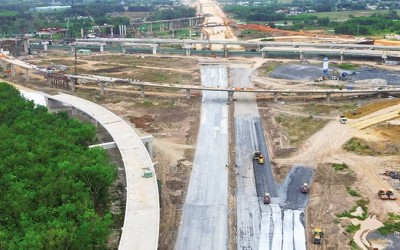 Để thúc đẩy tăng trưởng, cần đẩy mạnh giải ngân vốn đầu tư công. Trong ảnh: Xây dựng cao tốc Biên Hòa - Vũng Tàu. Ảnh: Lê Toàn 